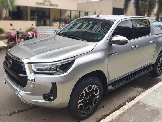 TOYOTA HILUX 2.8 D-4D TURBO DIESEL CD SRX 4X4 AUTOMÁTICO